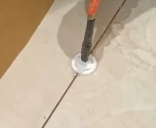马尔康瓷砖空鼓维修公司专业解答瓷砖在铺贴过程中，如果没有涂抹均匀到位的粘结材料（如水泥砂浆或瓷砖胶），可能会导致以下问题