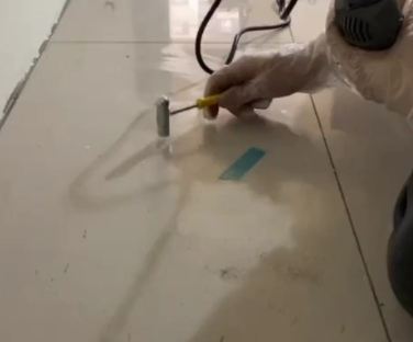 马尔康瓷砖开裂维修公司专业分享瓷砖在铺贴前如果没有沥干水分，将会导致以下问题